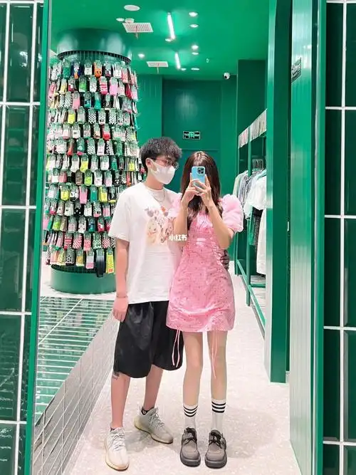 陪女朋友逛街情侣拍照