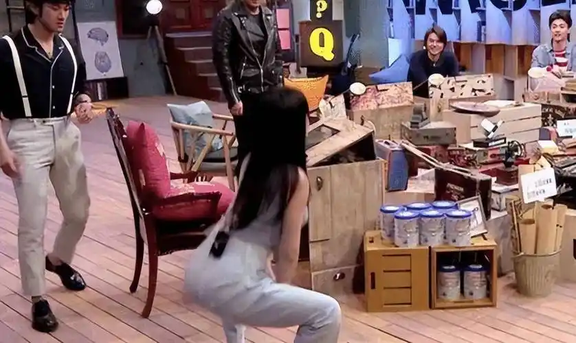 柳岩为什么还单身?当她穿上高跟鞋深蹲后,才知道为何没人敢追