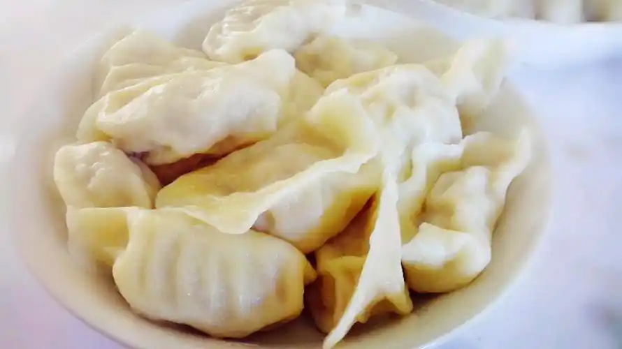 p>酸菜猪肉水饺是一款菜品,制作原料主要有猪肉馅,酸白菜,面粉等.