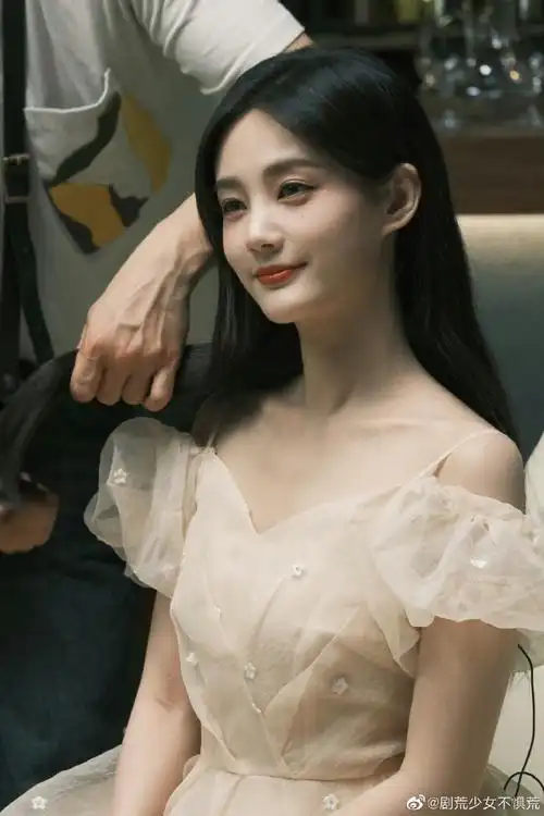 李一桐笑得好温柔##李一桐吊带花朵裙