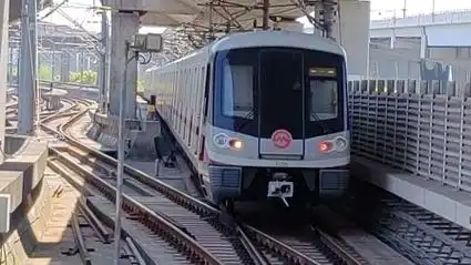 上海地铁11号线奶咖二世1176罗山路出站,迪士尼方向(蔡卫阳拍摄)