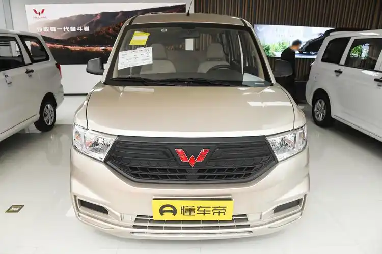 轴距2850mm,配5座,7座,8座,4.41万的五菱宏光v怎么样?
