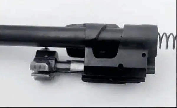 将95式轻机枪的弹鼓安装在95-1式自动步枪上依然能够完成供弹,上膛