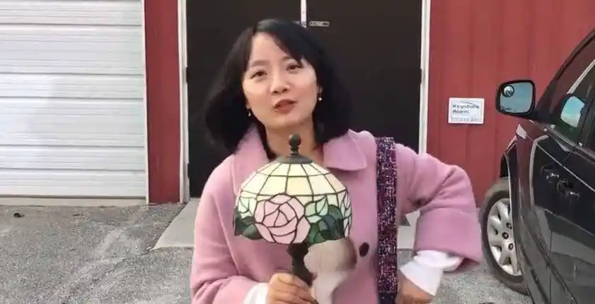 这位美女记者,就是凤凰卫视的王冰汝,她也是一位漂亮的四川妹子_冰汝