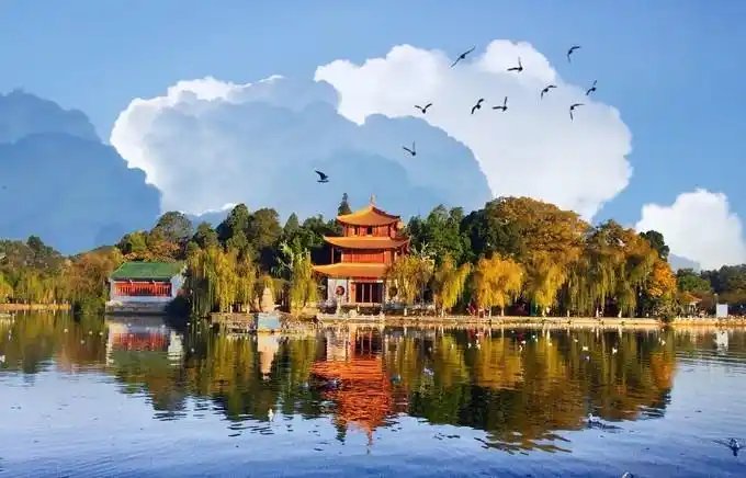 昆明.大观楼.滇池.西山- 解述:寥廓山人- 图片来源:《六图网》