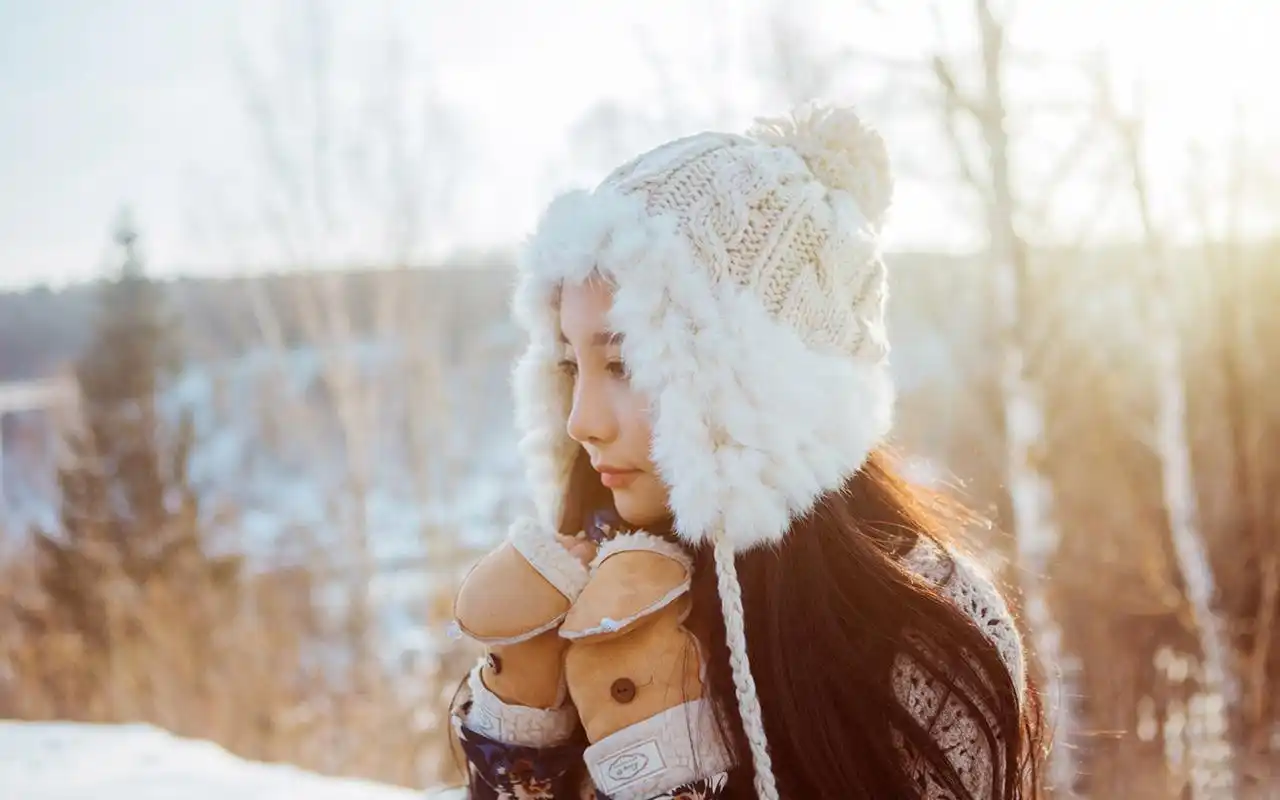 长发美女冬日雪地户外写真电脑壁纸
