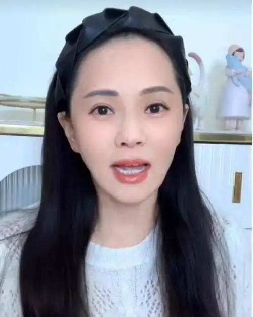 54岁伊能静近期素颜照曝光,无修生图露出真实颜值