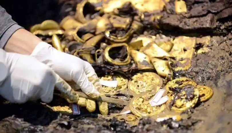 考古队发掘光绪墓,一名军医爬进皇后棺材取文物,爬出后呕吐不止_因为