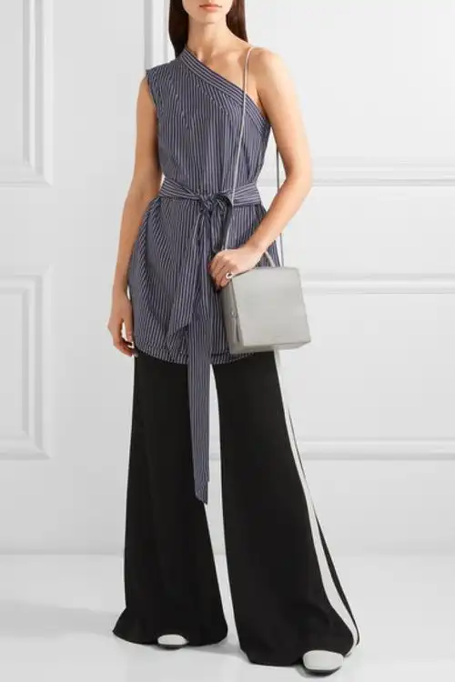 这款方形单肩包采用光滑的大理石色皮革,毫无缀饰的设计反倒衬托出单