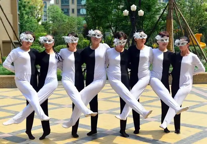 手背在一起,伸出穿有同色衣服的腿向前走来,时而变换队形时而摆起姿势