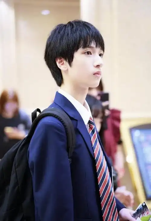 严校园造型随意搭配走在哪里都是校园偶像剧的男主@时代少年团-严浩翔