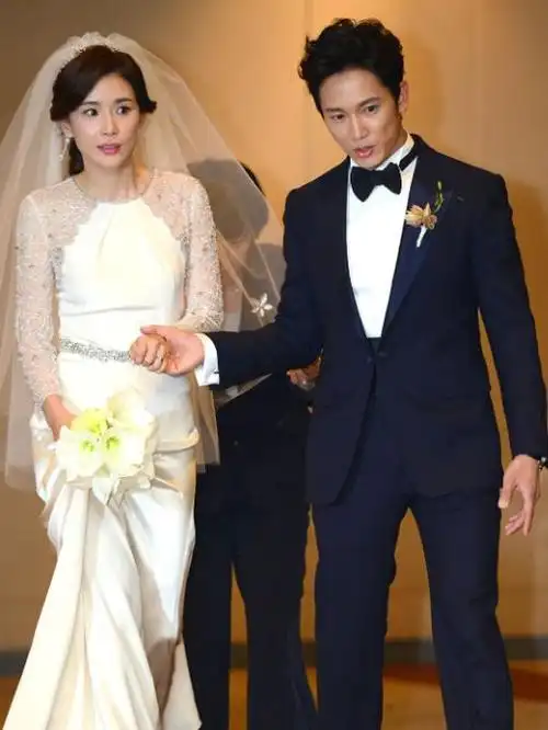 李宝英秋冬画报美貌依旧 与池城迎来结婚纪念日 权相佑是圈内好友