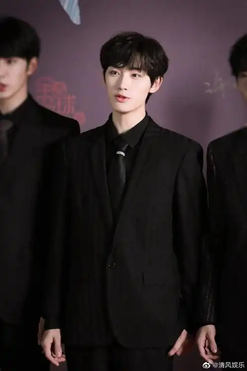 音乐榜上榜路透#丁程鑫全球中文音乐榜上榜红毯~一身黑色西装帅气十足