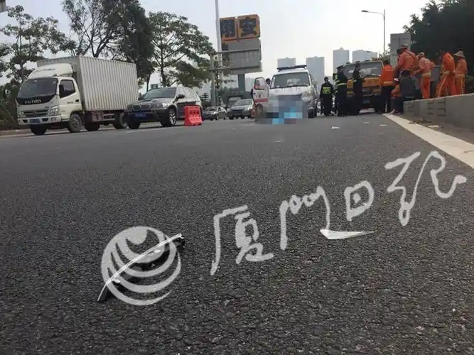 翔安隧道口发生车祸,一名公路养护工人被撞身亡,女司机对着死者跪拜