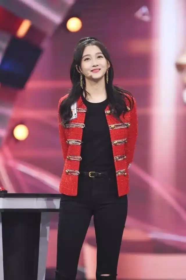 《王牌对王牌》第四季迎来收官之夜,作为这一季的固定mc,关晓彤的表现