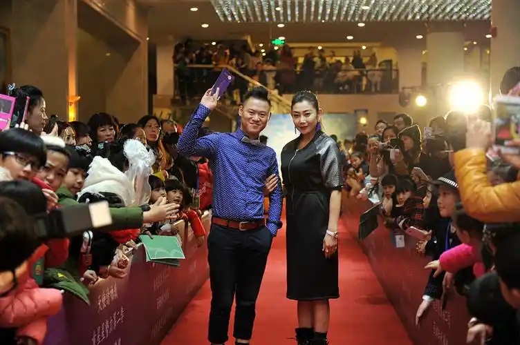 大唐兄弟传媒演员高川携实力派演员李翠翠亮相红地毯.