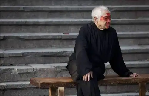 著名导演张华勋深情一跪谢恩人71年终于等到赵小姐