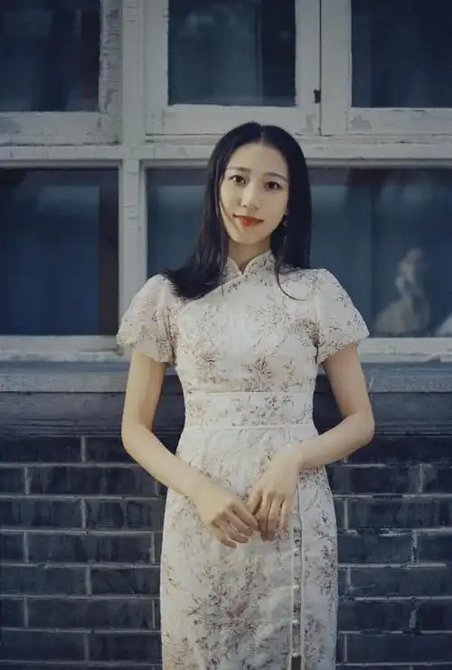 下面我将为大家介绍8个旗袍拍照的姿势技巧,希望能够帮助