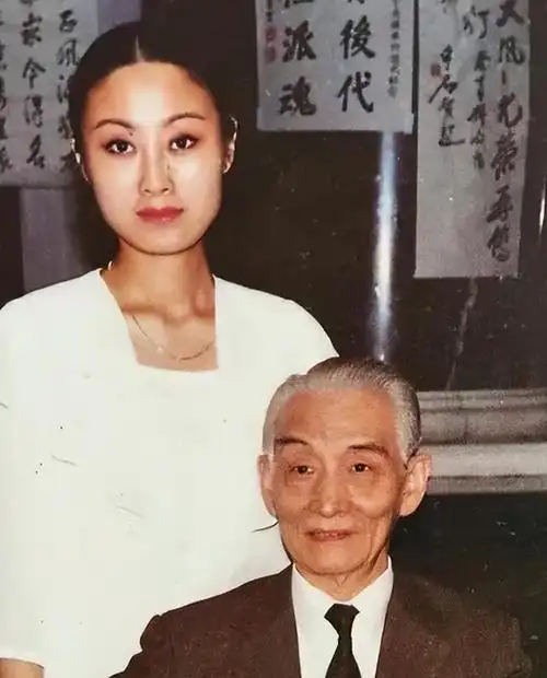 赵荣琛曾赞叹这位少女:"年纪虽轻,却不沉湎于浮华,不贪图安逸.