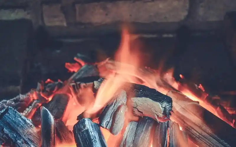 取暖燃烧的木炭