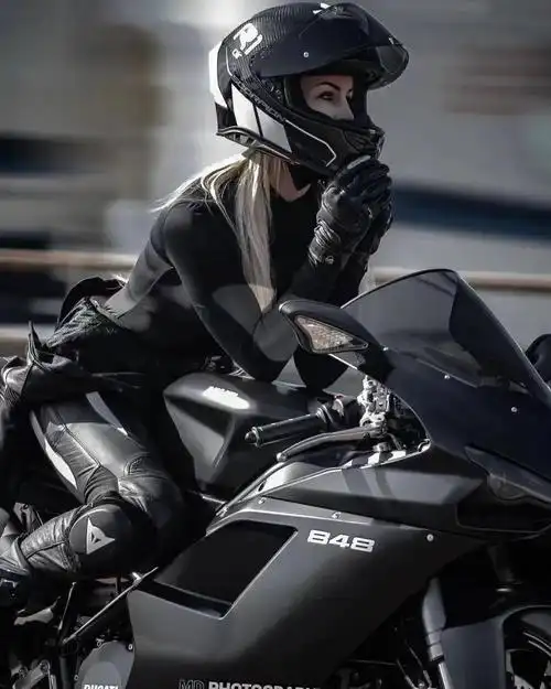 摩托车#杜卡迪848来自荷兰的暗黑风格女骑手ans,把这台