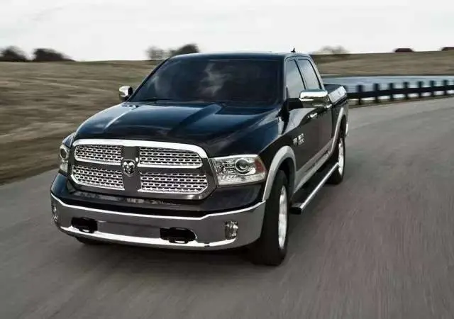 道奇(车标是在一个五边形中有一羊头形象,在汽车上使用小公羊,大公羊