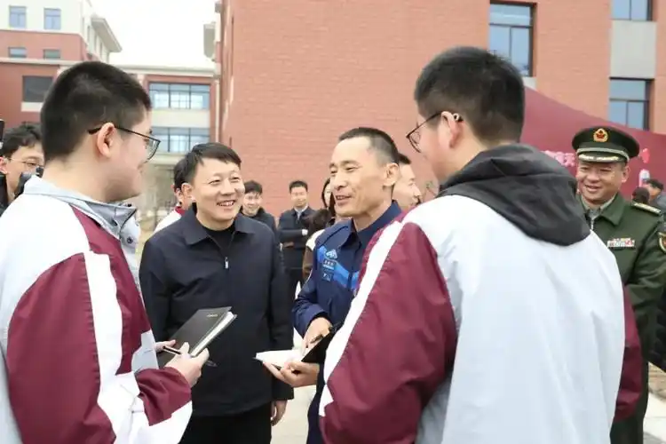 在沛县中学国防教育园,朱杨柱和老师们共同探讨航天发展史.