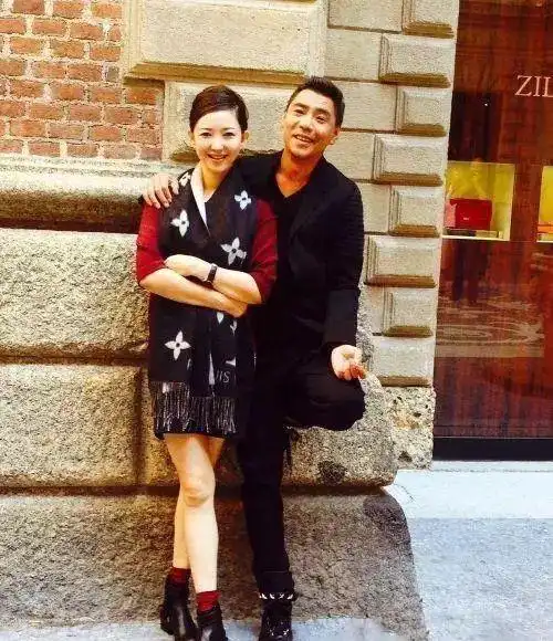 52岁屠洪刚三位老婆近照曝光,这差距还真大,网友:姐弟恋不靠谱