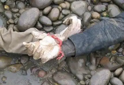 揭开捞尸人神秘面纱 靠抽烟压尸臭