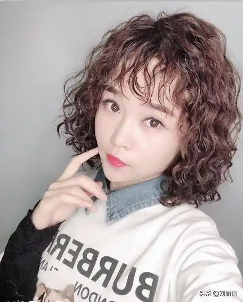 头发少瓜子脸女生中分大卷烫发发型