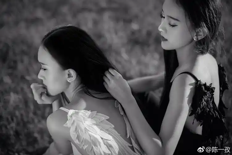 别人家的双胞胎姐妹学习又好长得又美