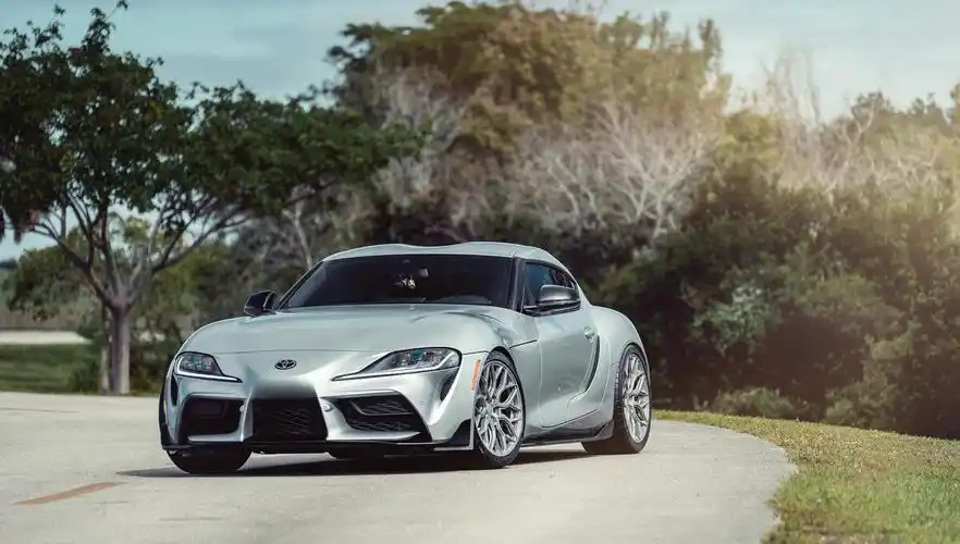 银色丰田toyotasupra跑车