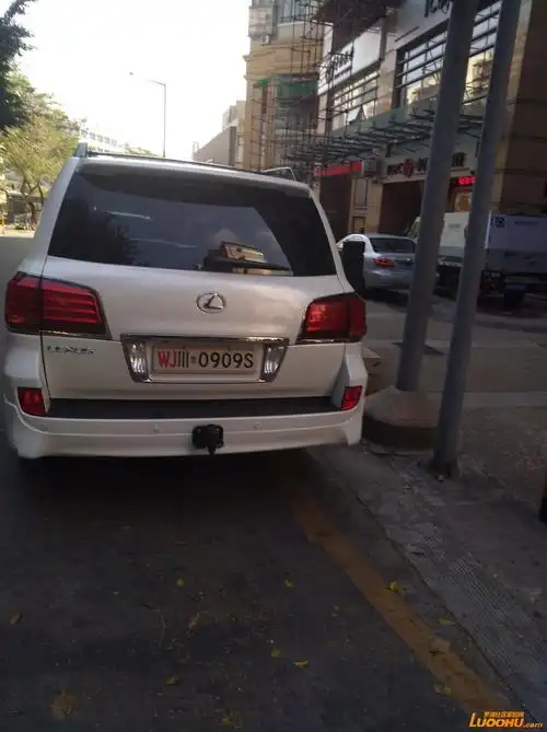 武警车牌每天在百仕达门口违章停车没有人敢管吗