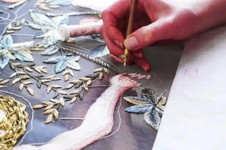 你能学会并了解:湘绣来源及历史演变的讲解;刺绣常用针法;制作刺绣