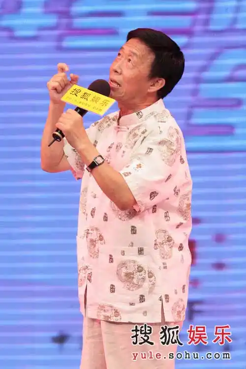 图田连元义演现场讲评书希望灾民重拾笑脸4