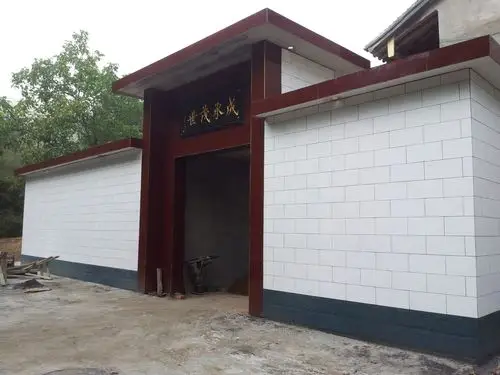 贴好墙砖的大门