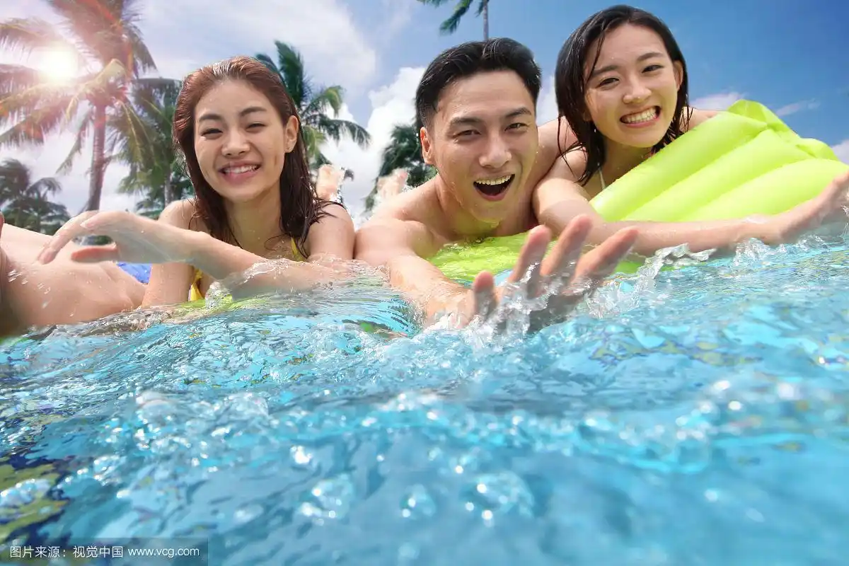 青年男女水中玩耍