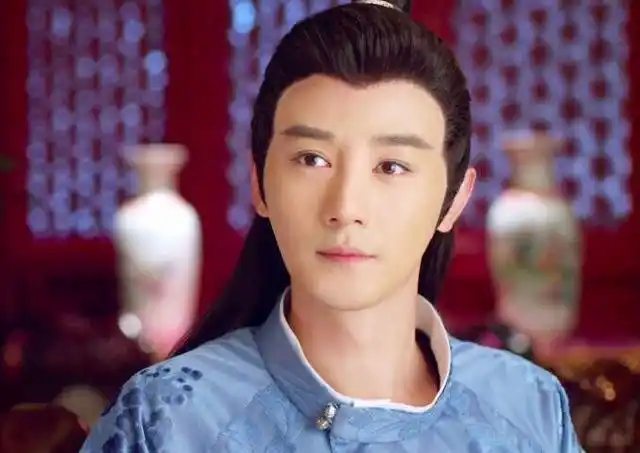 如今的张倬闻虽然混迹演艺圈多年依旧没人捧,但是他的气质依旧是挡不