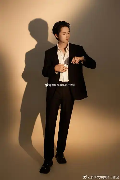 最新客片#  男士光影西装形象照写真    他身上散发出来的气质,像是