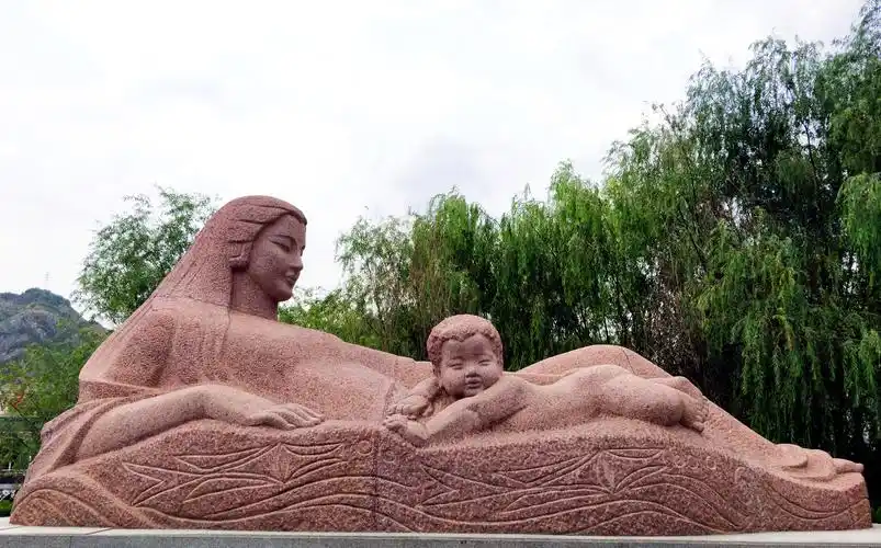 兰州市黄河南岸的黄河母亲像