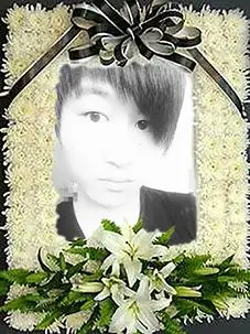 求大神把这张照片ps成遗照