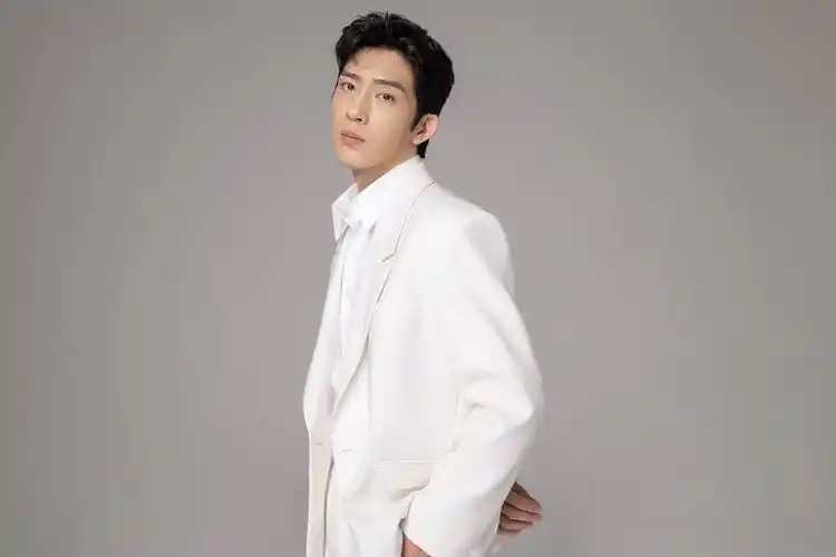 井柏然时尚写真璀璨冬日风度翩翩似白马王子