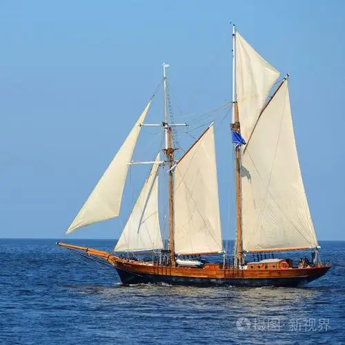 老历史高船 (游艇) 与白帆在蔚蓝的大海