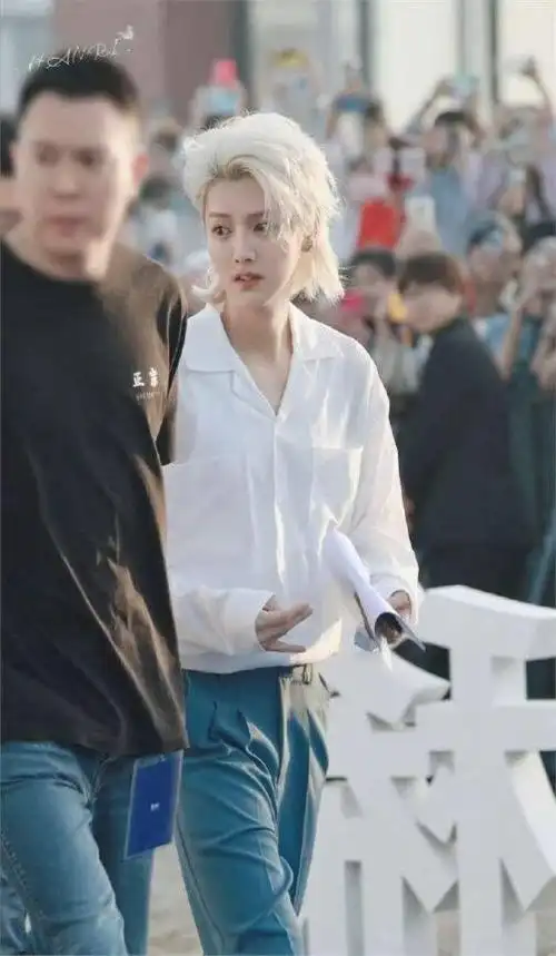 34岁鹿晗带货引热议,脸部肿胀,网友:撞脸65岁刘雪华