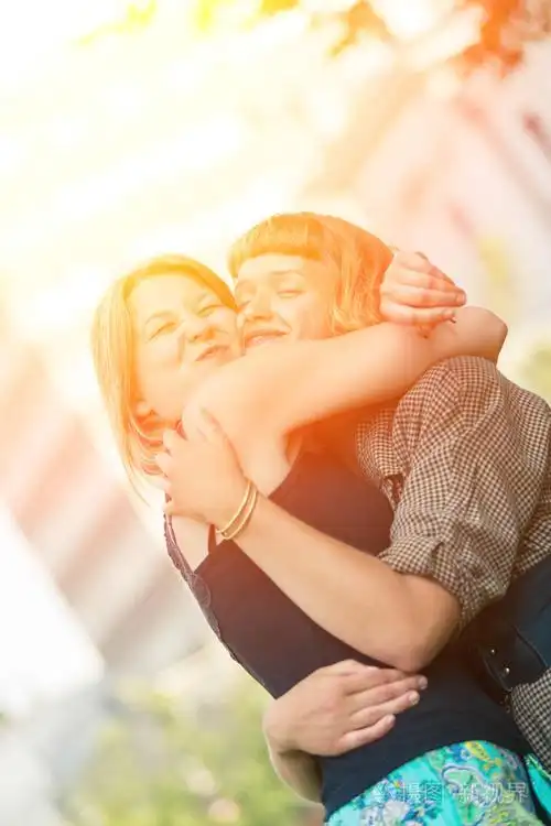 两个女性拥抱户外