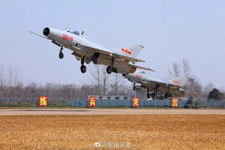 这是空军西安飞行学院某旅按照大纲要求,组织双机特技编队飞行课目