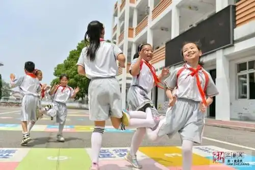 县虹星桥镇里塘中心小学,孩子们正在参与传统"编花篮"趣味体育游戏