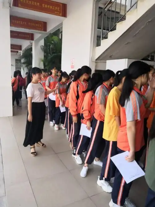 东方中学开展学生健康体检工作