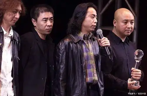 光头形象的他深入人心,他乐队的歌被人称为"伪摇滚"