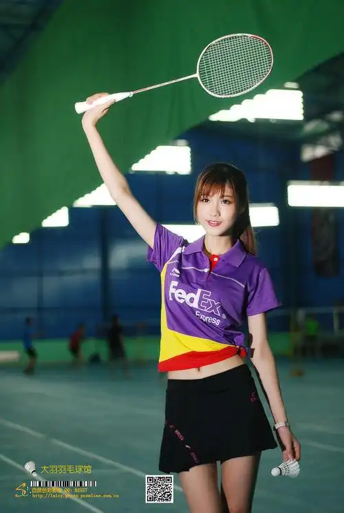 打羽毛球的女孩